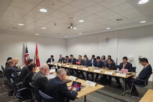 Lors de l’entretien entre une délégation de haut rang du ministère de la Sécurité publique, dirigée par son vice-ministre Lê Quôc Hùng et le ministre d'État britannique à l'Immigration, Robert Jenrick. Photo : VNA
