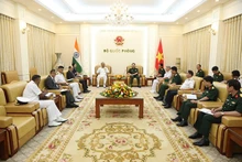 Le général de corps d’armée Nguyên Tân Cuong, chef d'état-major général de l'Armée populaire du Vietnam, vice-ministre de la Défense (à droite) reçoit à Hanoi l’amiral R Hari Kumar, commandant de la Marine indienne. Photo : mod.gov.vn