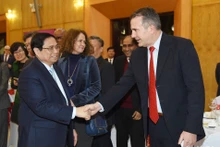 Le Premier ministre Pham Minh Chinh (à droite) lors d’une réception accordée aux diplomates, aux représentants des donateurs, des entreprises à capitaux étrangers, à Hanoi, le 26 janvier. Photo : NDEL.