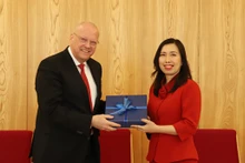 La vice-ministre vietnamienne des Affaires étrangères Lê Thi Thu Hang et le secrétaire d'État du ministère allemand des Affaires étrangères Andreas Michaelis. Photo : VNA.