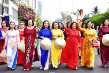 Des femmes participent au défilé en l'honneur de l'"áo dài", patrimoine culturel du Vietnam. Photo : cand.com.vn 