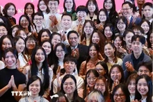 Le Premier ministre Pham Minh Chinh et des Vietnamiens de Chongqing. Photo : VNA.