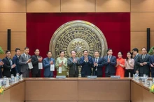 Les deux délégations vietnamienne et cambodgienne. Photo : VNA.