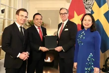 Le vice-ministre Nguyen Hoang Long a décerné le 11 novembre à Stockholm, en Suède, le protocole d’accord à Hakan Jevrell, Secrétaire d’État, ministère de la Coopération internationale au développement et du Commerce extérieur de Suède. Photo : congthuong.vn