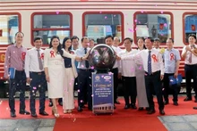 Cérémonie pour annoncer la reconnaissance de la gare de Hai Phong comme destination touristique et inaugurer un train haut de gamme baptisé Hoa Phuong Do. Photo : VNA.