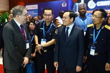 Le Vice-Premier ministre Trân Luu Quang (au milieu) à l'exposition technologique de l'Organisation mondiale des douanes 2023. Photo: VNA.