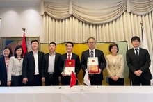 Lors de la signature des contrats d’aide non remboursables du Japon en faveur 8 projets à travers du Vietnam. Photo : NDEL