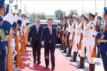 Le Président Vo Van Thuong à son arrivée à l’aéroport de Pékin. Photo : VNA