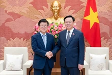 Le Président de l'Assemblée nationale Vuong Dinh Huê (à droite) reçoit l'ancien président de l'Assemblée nationale de la République de Corée, Park Byeong-seug. Photo: VOV.