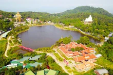 La montagne Cam, située dans la province d’An Giang (au sud), est un lieu sacré au milieu de la beauté majestueuse de la nature. Photo : sggp.org.vn