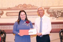 Le vice-président du Comité populaire de Hô Chi Minh-Ville, Vo Van Hoàn, reçoit la représentante d’ONU Femmes au Vietnam, Elisa Fernandez Saenz. Photo : VNA.
