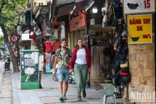 Des touristes étrangers se promènent dans la rue Hàng Dào (arrondissement de Hoàn Kiêm, capitale Hanoï). Photo : NDEL.