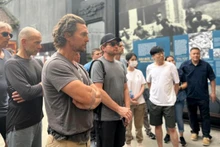 Des stars hollywoodiennes telles que Matthew McConaughey, Woodrow Tracy Harrelson et David Duchovny en visite dans la prison de Hoa Lo. Photo : VOV.