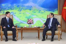 Le Premier ministre Pham Minh Chinh (à doite) et le gouverneur de la préfecture japonaise de Kagoshima, Shiota Koichi, à Hanoi, le 10 juillet. Photo : VNA.