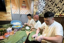 Confection des gâteaux « chưng ». Photo : VNA.