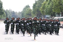 Des troupes cambodgiennes et lao répètent à Binh Duong pour le 50e anniversaire de la Réunification du Vietnam. Photo : VNA.
