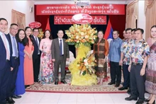 Le secrétaire adjoint permanent du Comité du Parti de Hô Chi Minh-Ville, Nguyên Van Hiêu, est allée féliciter le personnel du Consulat général du Laos dans cette ville, à l'occasion de la fête du Nouvel An traditionnel du Laos Bunpimay. Photo : VNA.