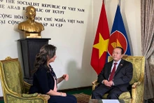 L’ambassadeur vietnamien en Égypte, Nguyên Huy Dung (à droite) lors de son interview accordée à la chaîne de télévision Sada Elbalad. Photo : baoquocte.vn