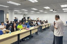 L'ambassadeur vietnamien à Singapour, Mai Phuoc Dung, prend la parole lors du salon. Photo : baoquocte.vn