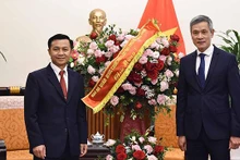 L’ambassadeur adjoint laotien au Vietnam, Chanthaphone Khammanychanh (à gauche) et l’assistant du ministre des Affaires étrangères, Nguyên Minh Vu, le 31 août à Hanoi. Photo : baoquocte.vn.