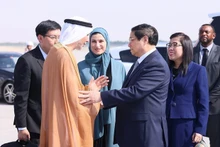 Le Premier ministre Pham Minh Chinh arrive à Hanoï, terminant son voyage de travail aux Émirats arabes unis et en Turquie. Photo : VNA.