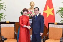 Le ministre des Affaires étrangères Bui Thanh Son et la présidente de la 42e session de la Conférence générale de l’UNESCO, Simona Mirela Miculescu. Photo: VNA
