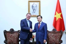 Le Vice-Premier ministre Lê Minh Khai (à droite) et le ministre-président du Land allemand de Thuringe, Bodo Ramelow, à Hanoi, le 7 novembre. Photo : VGP.