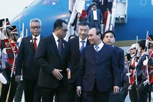 Le Président Nguyên Xuân Phuc à l'aéroport de Soekarno Hatta à Jakarta. Photo : VNA.