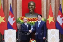 Le roi du Cambodge, Norodom Sihamoni, et le président vietnamien, Luong Cuong (à droite). Photo : VNA.