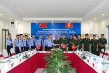 Délégués vietnamiens et chinois lors de l'entretien. Photo : VNA.