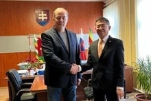 L'ambassadeur du Vietnam en Slovaquie, Nguyên Tuân (à droite) le gouverneur de la ville, Pavol Dobossy. Photo : VNA.