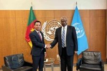 L’ambassadeur Dang Hoàng Giang, représentant permanent du Vietnam auprès des Nations Unies (à gauche) et le président de la 79e session de l’Assemblée générale des Nations Unies, Philemon Yang. Photo : baoquocte.vn