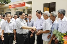 Le Premier ministre Pham Minh Chinh avec des habitants de la commune de Nhon Ai. Photo : VNA.