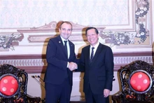 Le président du Comité populaire de Hô Chi Minh-Ville, Phan Van Mai (droite), et le maire de Turin, Stefano Lo Russo. Photo : VNA.
