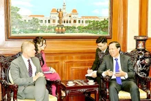 Le secrétaire adjoint permanent du Comité du Parti et président du Comité populaire de Hô Chi Minh-Ville, Phan Van Mai (à droite) et l’ambassadeur du Danemark au Vietnam, Nicolai Prytz. Photo : sggp.org.vn