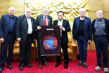 Trân Dac Loi (3e à partir de la droite) et Pierre Gréga (3e à partire de la gauche), lors de leur rencontre. Photo : thoidai.com.vn