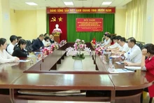 Vue de l’entretien entre les comités de gestion de la zone économique de la province vietnamienne de Hà Giang et de la zone de coopération économique frontalière de Malypo de la province chinoise du Yunnan. Photo : VNA 