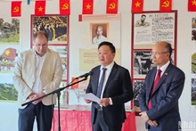 Le rédacteur en chef adjoint du journal Nhân Dân, Phan Van Hung, a souligné que le Vietnam oeuvrait avec la communauté internationale de lutter pour un monde sans guerre, une humanité libérée de la faim et de la pauvreté et un développement prospère commun. Photo : NDEL.