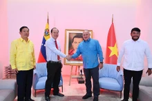 Le premier vice-président du Parti socialiste uni du Venezuela, Diosdado Cabello et le vice-secrétaire permanent du Comité municipal du Parti, Nguyên Hô Hai, se serrent la main lors de leur rencontre. Photo : thoidai.com.vn
