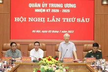Le Secrétaire général du PCV, Nguyên Phu Trong (debout), également secrétaire de la Commission militaire centrale, préside la 6e conférence du mandat 2020 - 2025 de ladite commission. Photo : VNA.