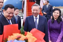 Le secrétaire général et président Tô Lâm, et son épouse à leur descente à l’aéroport international de Baiyun dans la ville de Guangzhou, province chinoise du Guangdong. Photo : NDEL