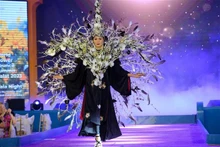 Représentation au concours de compositions florales lors du Sommet du Conseil mondial des fleurs 2023. Photo: VNA