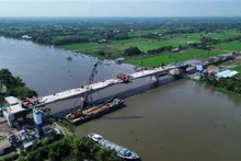 Le pont Vam Co Dong relie les districts de Duc Hoa et Duc Hue de la province de Long An. Photo : VNA.