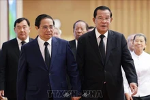 Le Premier ministre Pham Minh Chinh (gauche) et le président du Sénat du Cambodge, Samdech Techo Hun Sen. Photo : VNA.