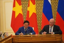 Le vice-Premier ministre vietnamien Tran Hong Ha (à gauche) et de son homologue russe Dmitri Tchernychenko signent le procès-verbal de la réunion. Photo : VNA