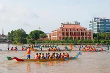 Les circuits fluviaux urbains attirent un grand nombre de touristes à Hô Chi Minh-Ville. Photo : VNA.
