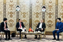 La délégation de l'AN vietnamienne s'est entretenue avec le 1er vice-président du Parlement iranien, Ali Nikzad. Photo : QH.