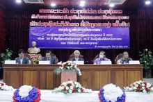 L'ambassadeur du Vietnam au Laos, Nguyên Ba Hung (2e, gauche) et des délégués à la conférence. Photo: VNA