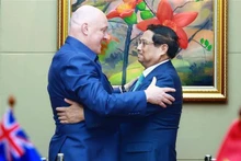 Le Premier ministre Pham Minh Chinh (droite) et son homologue néo-zélandais, Christopher Luxon. Photo: VNA