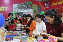 La Rue des livres de Hai Phong 2025 présente plus de 10 000 livres. Photo : VNA